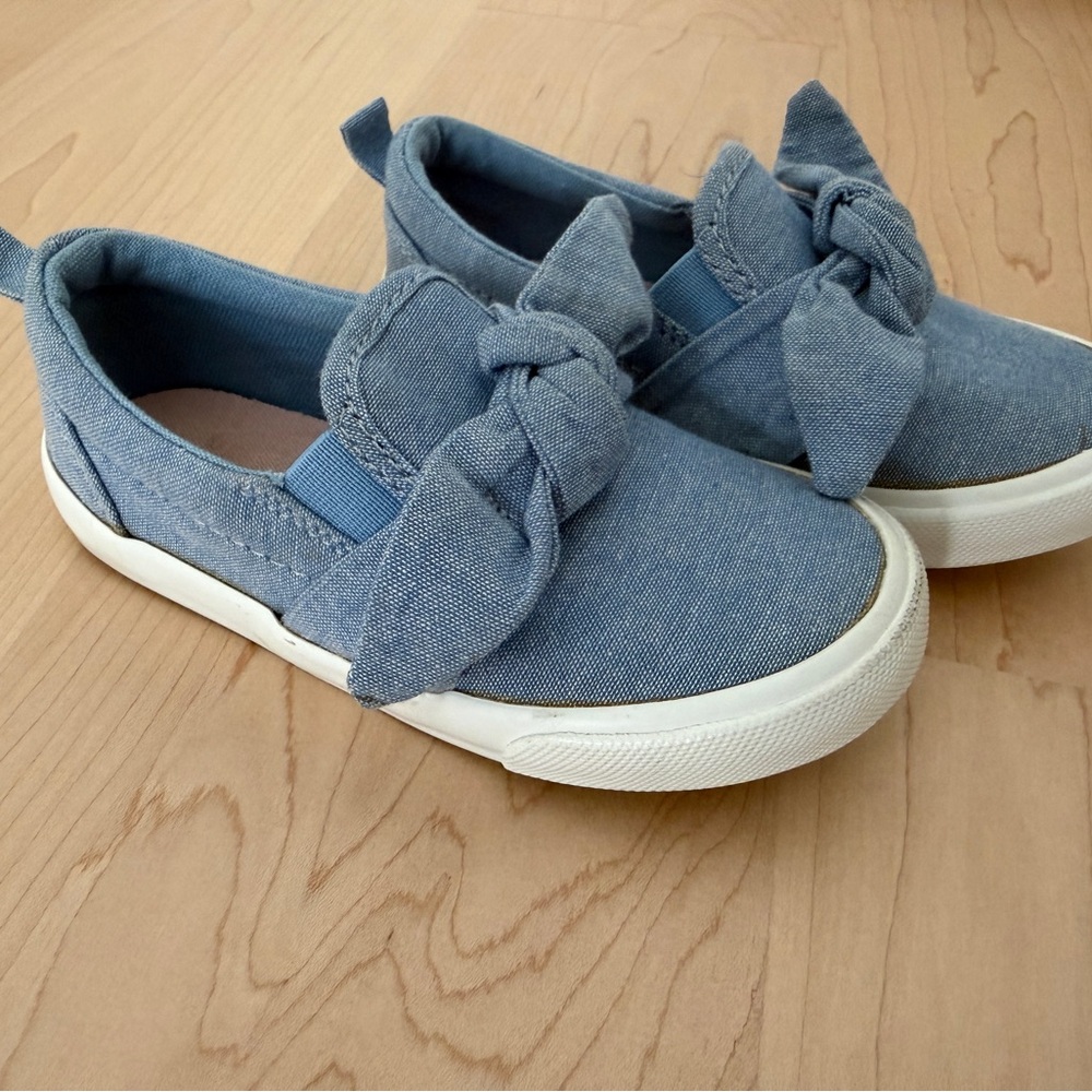 Girls Toddler 7 Old Navy Blue Chambray Sneakers with Bow